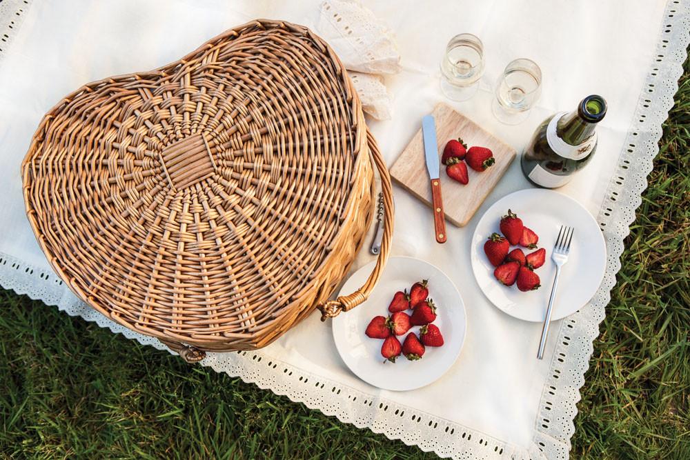 Picnic Time Heart Picnic Basket