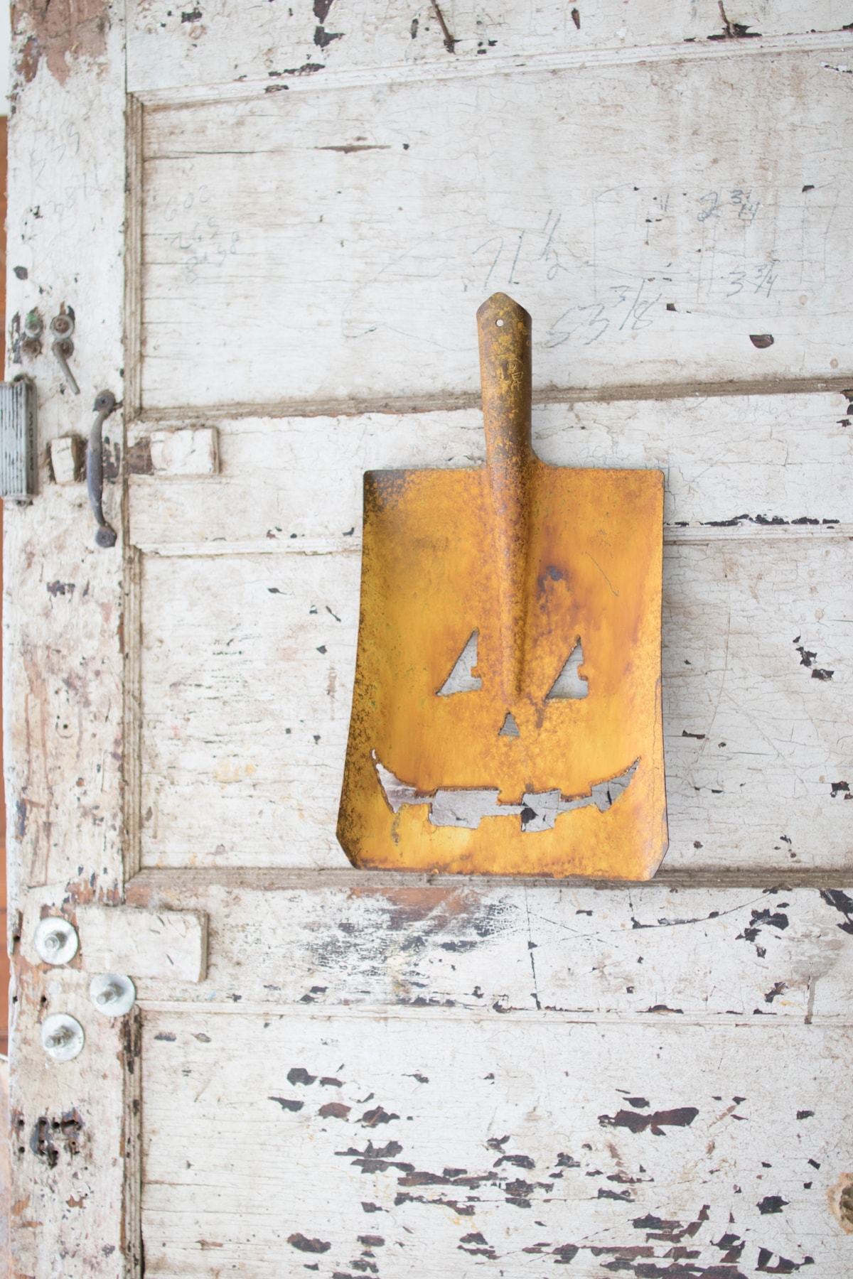 Kalalou Metal Shovel Jack-O-Lantern