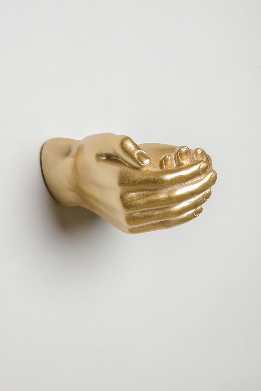 Interior Illusions Hands Out Criss Crossed Hook - Gold